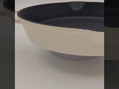 에나멜은 철 후라이팬을 던졌습니다